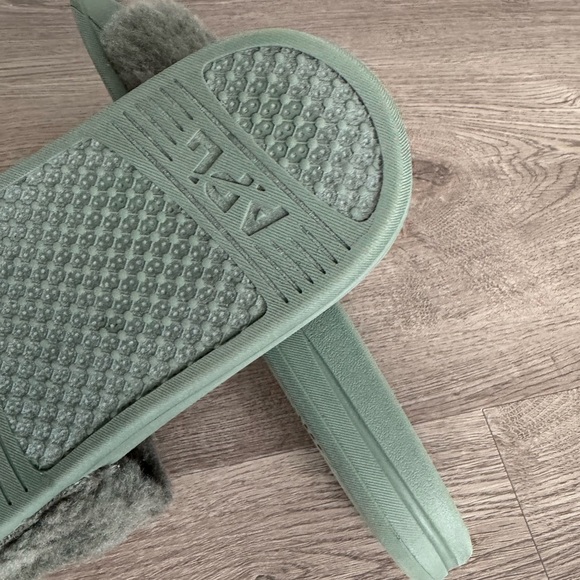 APL ATHLETIC PROPULSION LABS
SHEARLING LOGO SLIDE•FATIGUE•SIZE 9 - Picture 13 of 13